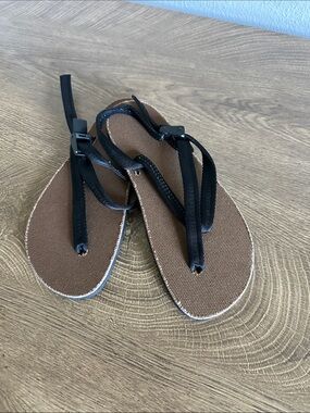 Brand new earth runner alpha Sandals with Black Straps
